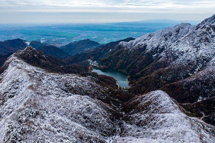 初冬時節 雪落秦嶺美如畫