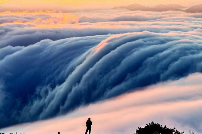 江西吉安：云?！傲魈省柄棻P山山脊間