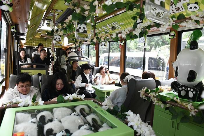 重慶熊貓巴士首發 開啟山城“萌趣魔幻”之旅