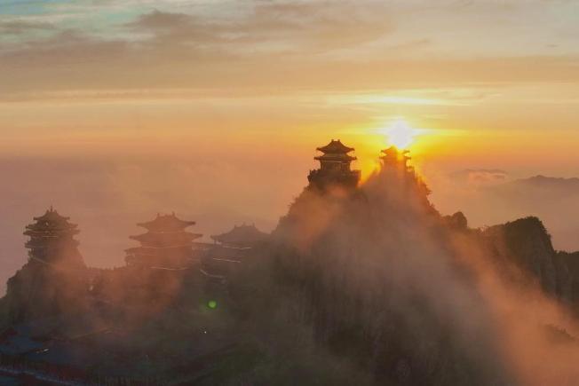 河南洛陽老君山日出和云海交相輝映