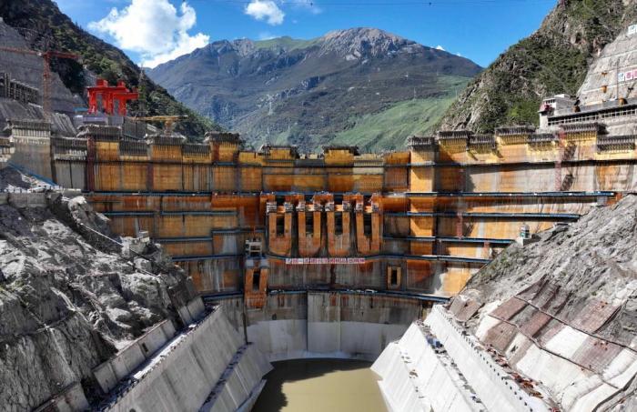 航拍建設中的葉巴灘水電站