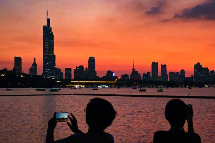 霞光滿(mǎn)天“扮靚”南京