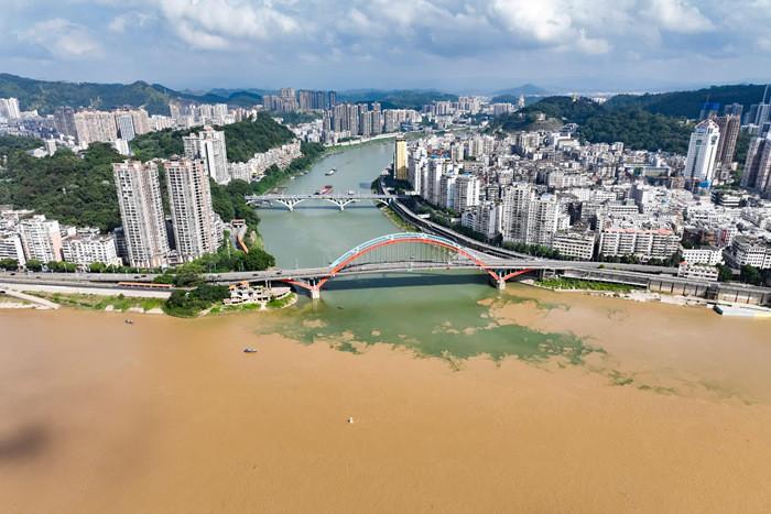 廣西梧州：洪峰過后現“鴛鴦江”景象