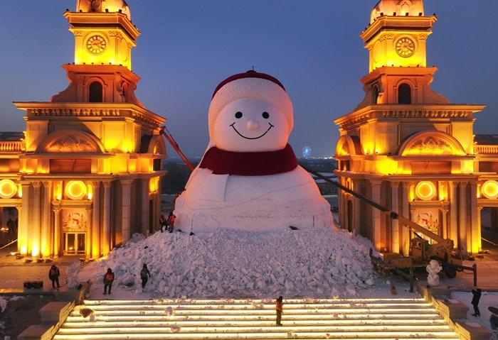 哈爾濱網(wǎng)紅大雪人“露臉”