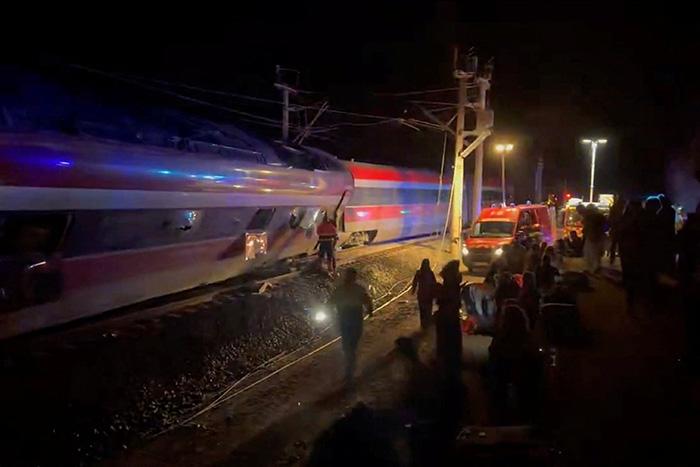 西班牙發生兩列高速列車脫軌事故 已致多人死傷