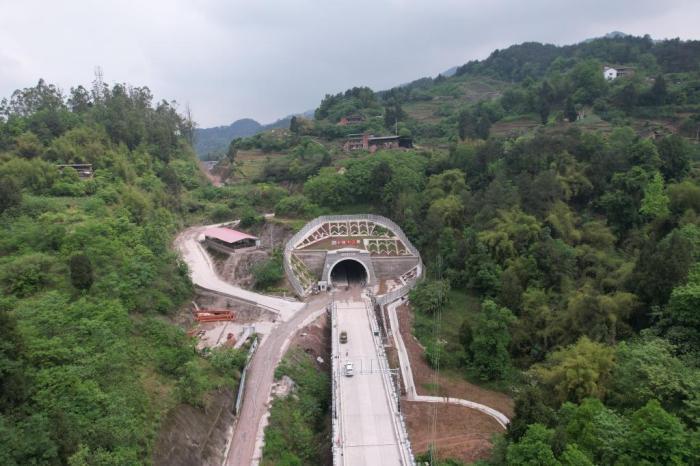 渝萬高鐵56座隧道全部貫通