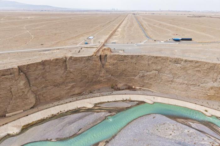 航拍鑲嵌在懸崖峭壁之上的長城第一墩