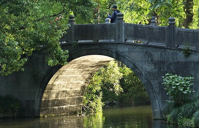 杭州西湖現“金光穿洞”詩意景觀