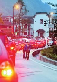 成南高速車流減半仍擁堵嚴重