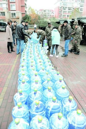 青島爆燃事故致52死11失蹤千人工作組入戶走訪(圖)