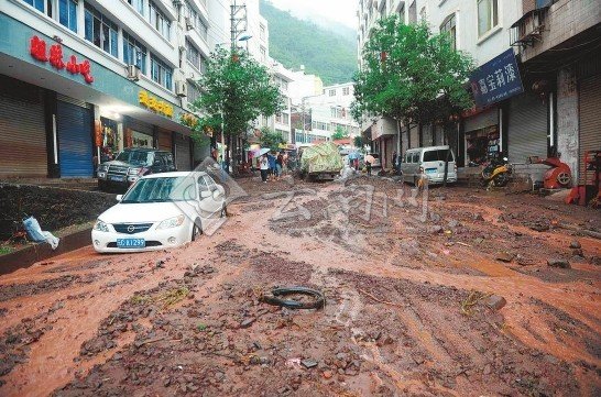 泥石流致彝良災區(qū)安置點千余人午夜大轉移(圖)