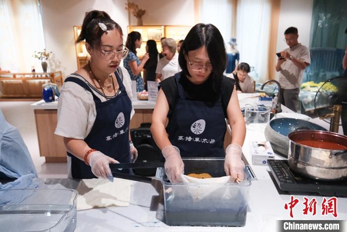 媒體走進河北高陽體驗草木染技藝