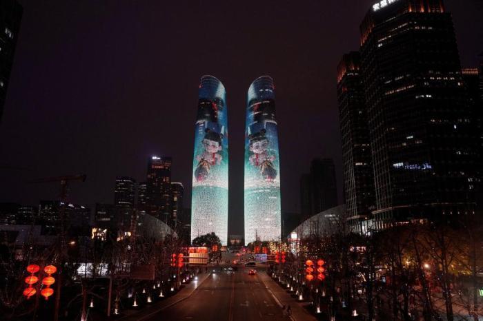 成都點亮地標(biāo) 慶祝《哪吒2》總票房突破100億元