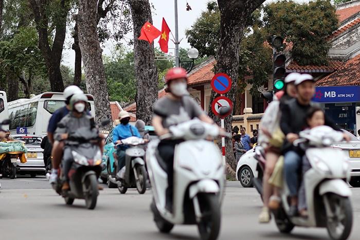 越南河內街頭中越兩國國旗飄揚