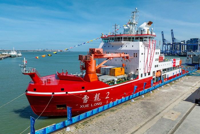 “雪龍2”號極地科學考察破冰船在?？谙蚬婇_放