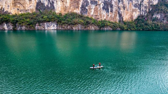 貴州黔西：一江碧水見春意