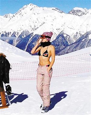 冬奧趣聞:約會(huì)神器Tinder女選手穿內(nèi)衣解暑(圖)